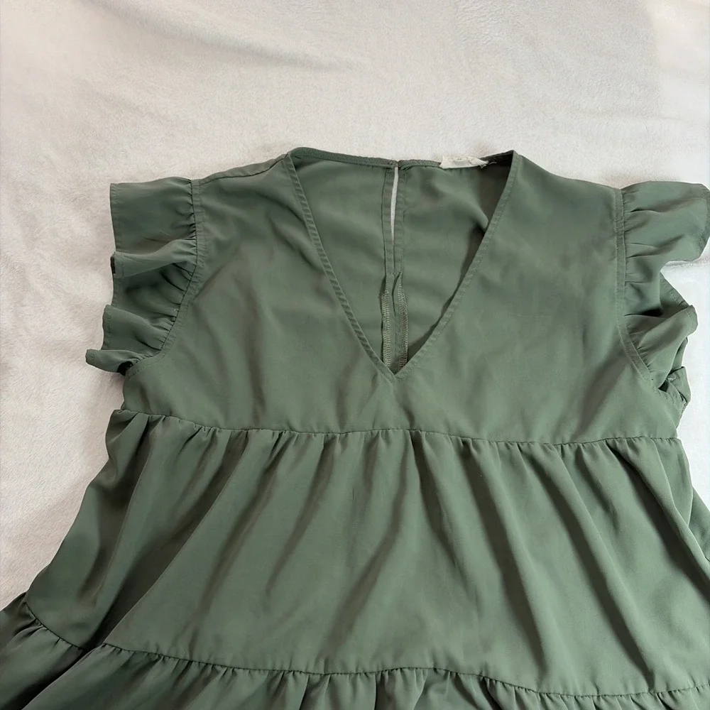 Entro Women's Green V-Neck‎ Dress Size Med Short Sleeve Flowy Boho Ruffles Lined